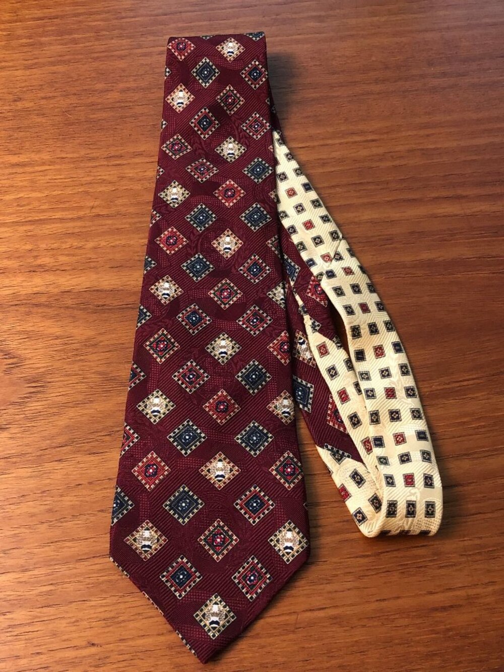 Tommy Hilfiger Silk Tie Burgundy Geometric Pattern Made in Italy